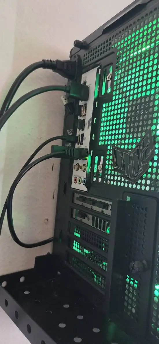 Halo Player Sparks Debate After Plugging RTX 5080 Into the Wrong Slot