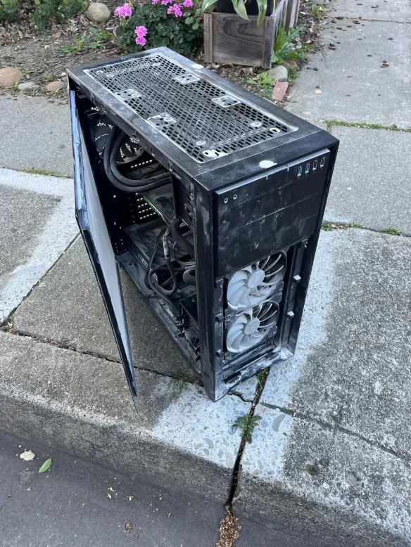 "An American Gamer Picked Up a High-End PC" for Free? This Setup Is Kind of Insane