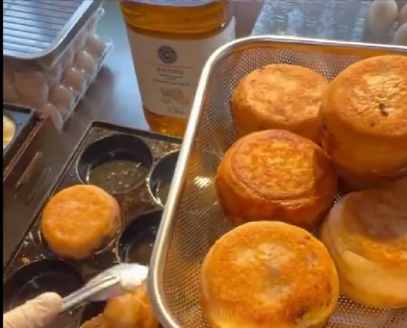 The explosive sales of the 5-yuan meat-and-egg burger feel like the real-life opening of *The Sims*!