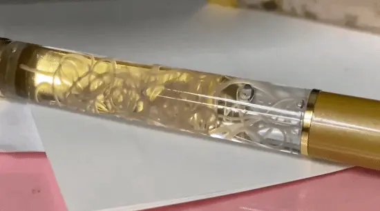 《生化危机》玩家看懵了!日本鱼店卖活体寄生虫圆珠笔