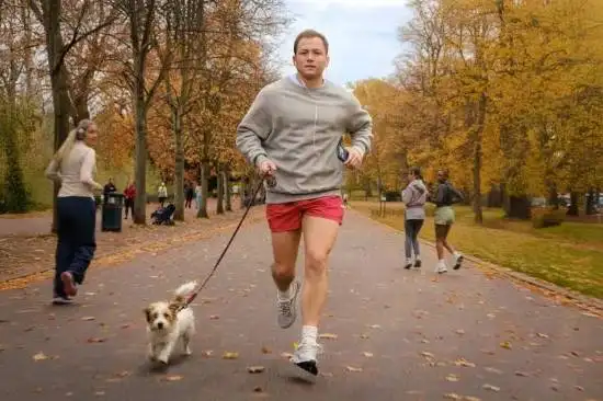 Still from *Everyone Wants to Sleep with Me* Released, Taron's New Film Takes a Thriller-Comedy Route