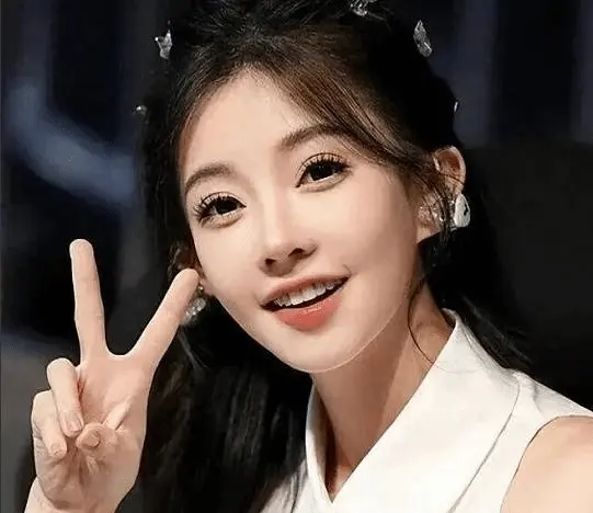 In *The Livestream Room*, the steadiest thing isn’t a pretty face, but Feng Timo’s sense of proportion