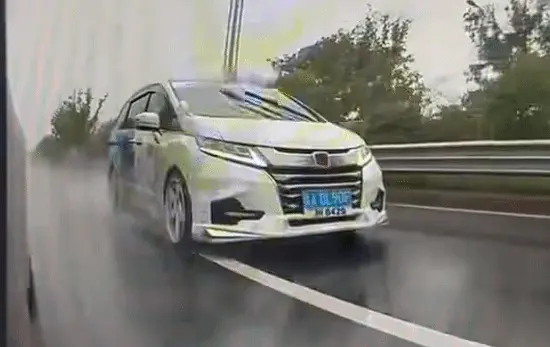 *Tekken* Made Me Furious! Female Driver Maliciously Cut Off and Rammed Head-On by an Odyssey Driving Against Traffic