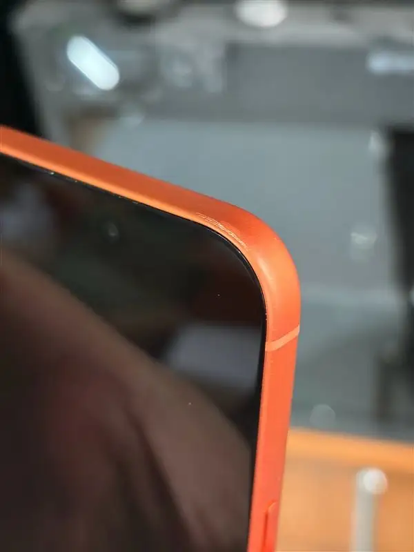 Why the $1,400 iPhone 17 Pro Max Lost Buyers Over an Aluminum Frame
