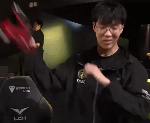 LCK revenge sweep as Taeyoon beats NS 2-0 and throws his old jersey
