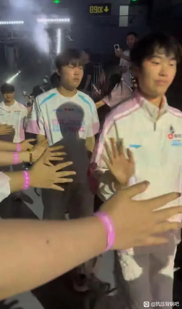 Bin's icy handshake snub ignites fan fury, draws unfavorable comparison to Faker